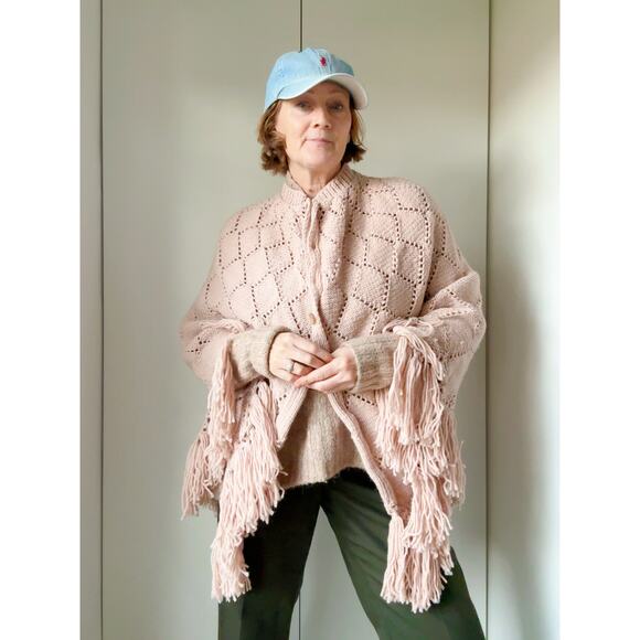 Vintage Hand Knit Poncho in Blush Pink S-L Fit Boho hippie Artisan Fringe Shawl - Picture 4 of 10